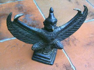 Antike Religiöse Metallfigur Aus Bronze Des Garuda Alte Tempelfigur Aus Thailand Bild