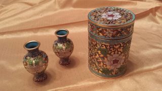 Schönes Cloisonne Vasenpaar Und Deckeldose,  Emaille - Arbeit,  Asien Bild