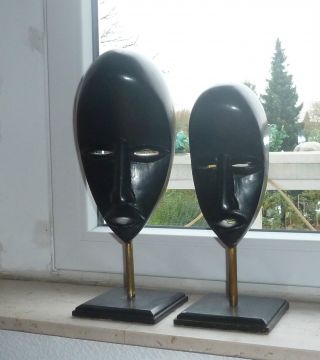 2 Große Masken Aus Holz Geschnitzt (mann Und Frau?) Auf Sockel Bild