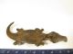 Schönes Amulett Krokodil Guin Gan Schmuckanhänger Brass Pendant Crocodile Entstehungszeit nach 1945 Bild 1