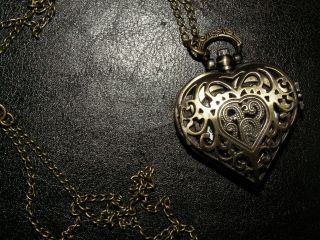 Messing Herz Anhänger Amulett Uhr Quarz Kette Halskette Quarzuhr Medaillon Liebe Bild