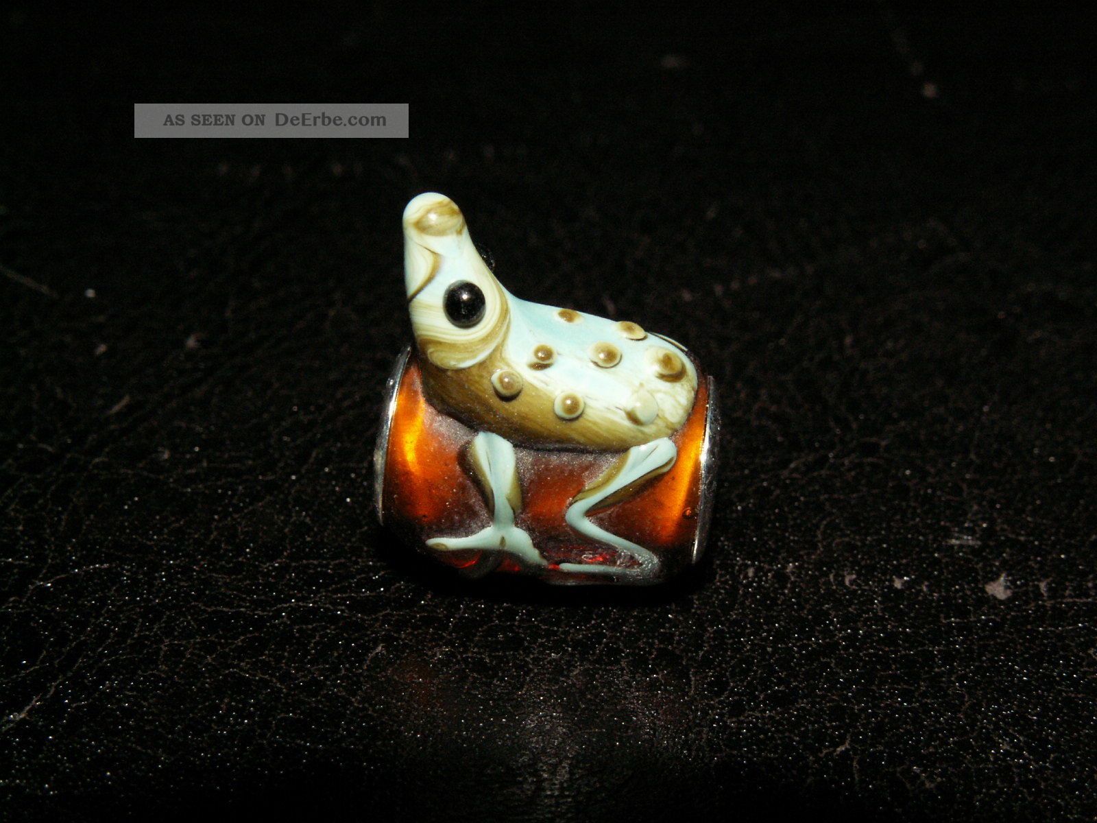 2 Mundgeblasen Perle Frosch Frog Frösche Kröte Kröten Bead Anhänger Amulett Entstehungszeit nach 1945 Bild