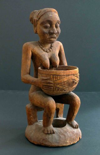 Alte,  Sitzende Afrikanische Figur Mit Schale Bild