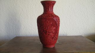 Kleine Chinesische Rote Vase – Lackschnitzerei – Um 1900 Bild
