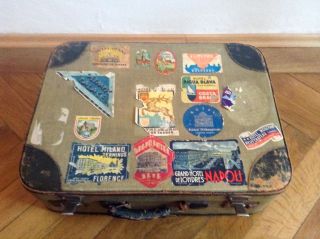 Alter Koffer Mit Reiseaufklebern Bild