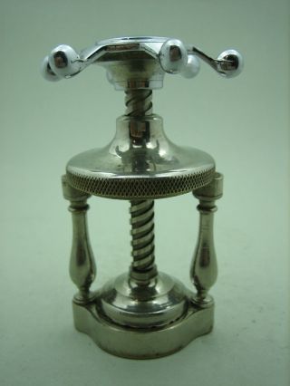 Alter Tisch Nussknacker Vintage Table Nutcracker Schraube Screw (1) Bild