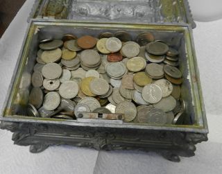 Fundgrube über 4 Kg Ausländische Münzen Kursmünzen In Einer Schatztruhe Aus Zinn Bild