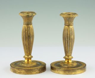 Paar Feuervergoldete Empire Kerzenleuchter Frankreich 1830 Bronze Leuchter Bild