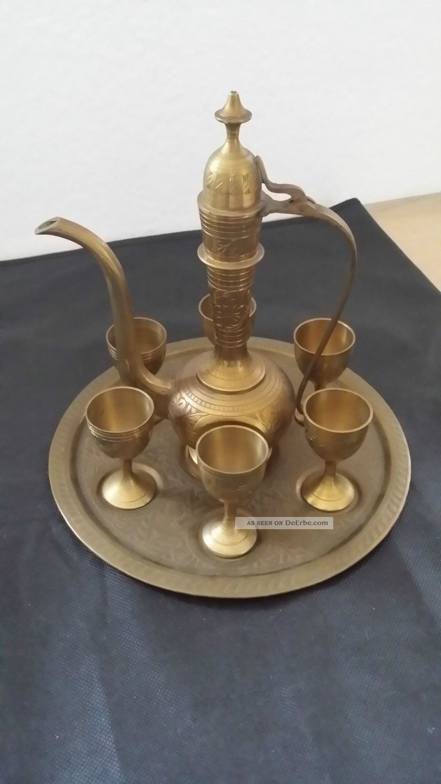 Alter Schöner Orientalische Messing - Krug Mit 6 Kleinen Kelchen Und Tablett Gefertigt nach 1945 Bild