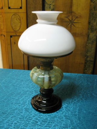 Uralte Antike Petroleumlampe,  Glas Mit Abriss,  In Guter Sammelwerter Erhaltung Bild
