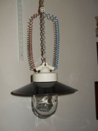 Alte Lampe,  Außenlampe,  Hoflampe,  Fabriklampe,  Emailleschirm,  Schraubglas,  Loft Bild