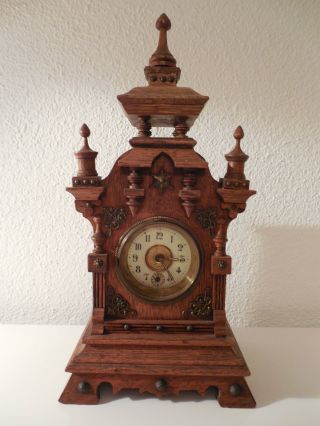 Alte Uhr Kaminuhr Mit Türmchen Und Allerlei Verzierungen,  Wird Aufgezogen,  Läuft Bild