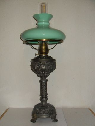 Alte Petroleum Tisch Lampe,  Zinkguss,  Grüner Schirm,  Messingbrenner Mit Zylinder Bild