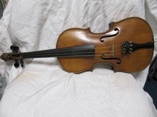 Uralte Geige Violine Mit Löwenkopf Und Innenzettel Bild