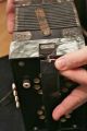 Stahltöne - Sibylla Brand Diatonisches Knopf - Akkordeon Melodeon 10 Knöpfe 4 Bässe Tasteninstrumente Bild 8