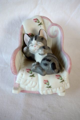 Gerstenberg,  Spieluhr,  Schlafende Katze Auf Dem Sessel,  Keramik,  Dreht Sich,  Top Bild