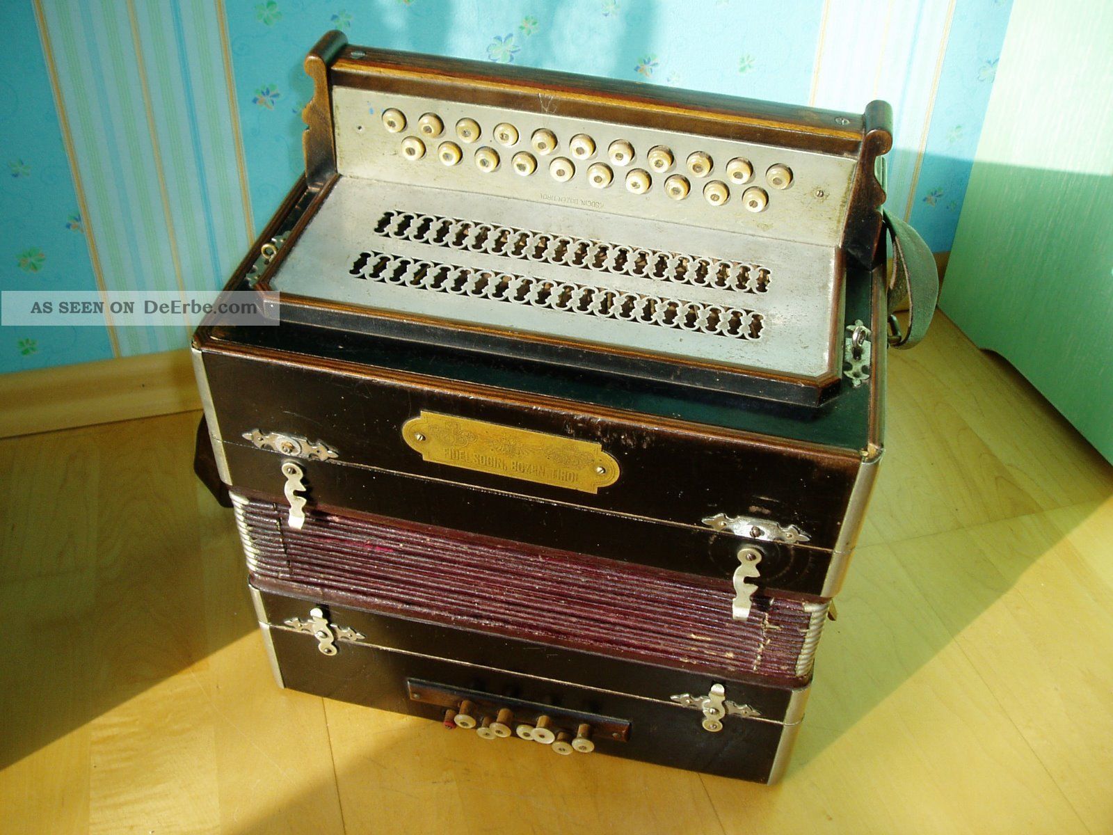 Tiroler Knopfharmonika,  Hergestellt 1922 Tasteninstrumente Bild