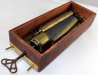Komplett Mechanisches Instrument,  Spieluhr,  Ursprünglich Teil Von Ein Empireuhr. Bild