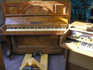 Klavier Von F.  Geissler Zeitz Und Eine Orgel Von Yamaha Bild