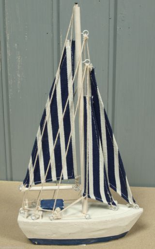 Holz Segelboot Mit Blau/weiß Gestreiften Segeln 27x15cm Für Die Maritime Deko Bild