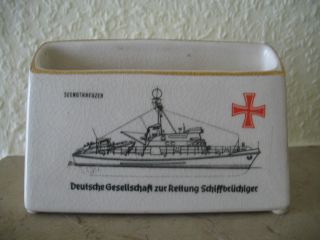 Deutsche Gesellschaft Zur Rettung Schiffbrüchiger.  Porzellanaufsteller Für Info. Bild