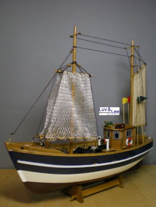 Fischerboot Standmodell,  Blau/weiss/rotbraun,  Mit Netz Und Segel,  Fischkutter Bild