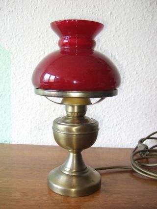 Hübsche Alte Elektrische Schiffslampe,  Petroleumlampe,  Öllampe,  Dunkles Rot Bild