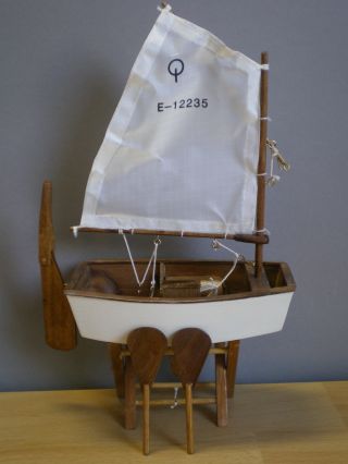 Optimist - Kleines Segelboot Zum Segeln Erlernen,  Maritimes Deko - Modell Aus Holz Bild