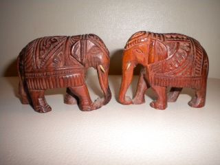 Holzfiguren - Schnitzerei - Elefanten Aus Holz Bild