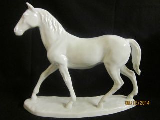 Grosse Erhabene Porzellan Figur/pferdefigur Auf Sockel Krone,  D Modell 585 Bild
