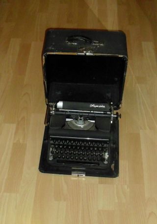 Antike Schreibmaschine Olympia Im Originalen Tragekoffer. Bild
