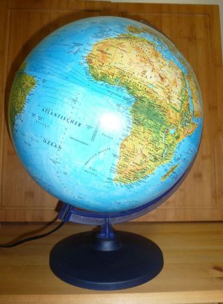 Großer Globus Aus Kunststoff Mit Leuchtfunktion Bild