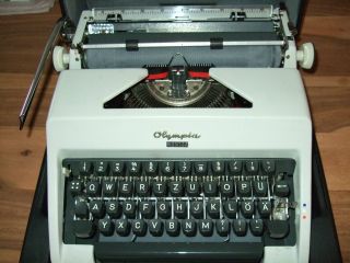 Schreibmaschine Olympia Monica Aus Den 70gern Mit Koffer Bild