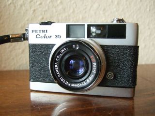 Kleinbildkamera Petri Color 35,  1:2.  8/40 Mm,  Kleines Schmuckstück Von 1968 Bild