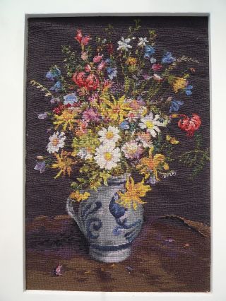 Petit Point Feldblumen Strauss Steingut - Vase Feine Stickerei Um 1900 Lackrahmen Bild