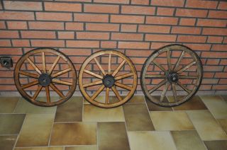 Alte Wagenräder Aus Holz Bild