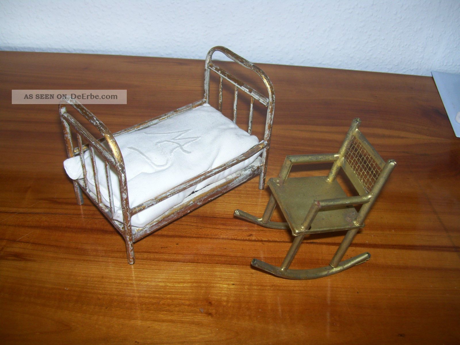 Puppenstuben - Schaukelstuhl,  Bett Blech,  Vergoldet. Original, gefertigt vor 1970 Bild