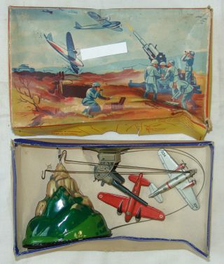 Altes Blechspielzeug Flugabwehr Und Flugzeuge Zum Aufziehen Org.  Karton 30er J. Bild