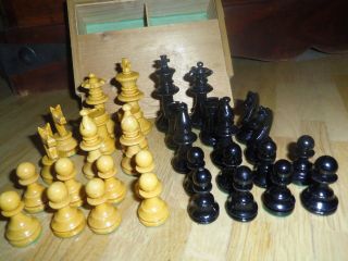 Schachfiguren Aus Holz - In Holzschachtel - Spielfiguren - Holzfiguren Lackiert Bild
