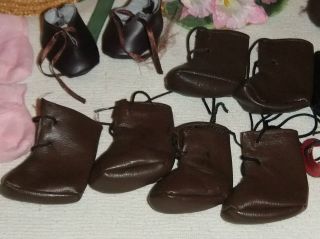 Konvolut Puppenkleidung ältere Puppen Schuhe / Leder Stiefel,  Hüte Strohhut Bild
