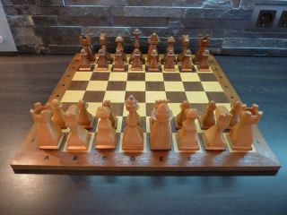Ausgefallene Alte Schachfiguren Aus Holz Mit Schachbrett Bild
