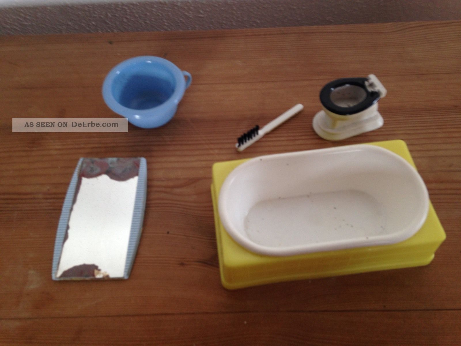 Ältere Puppenmöbel Badezimmer: Badewanne,  Klo,  5 Teile Nachlassware Original, gefertigt vor 1970 Bild