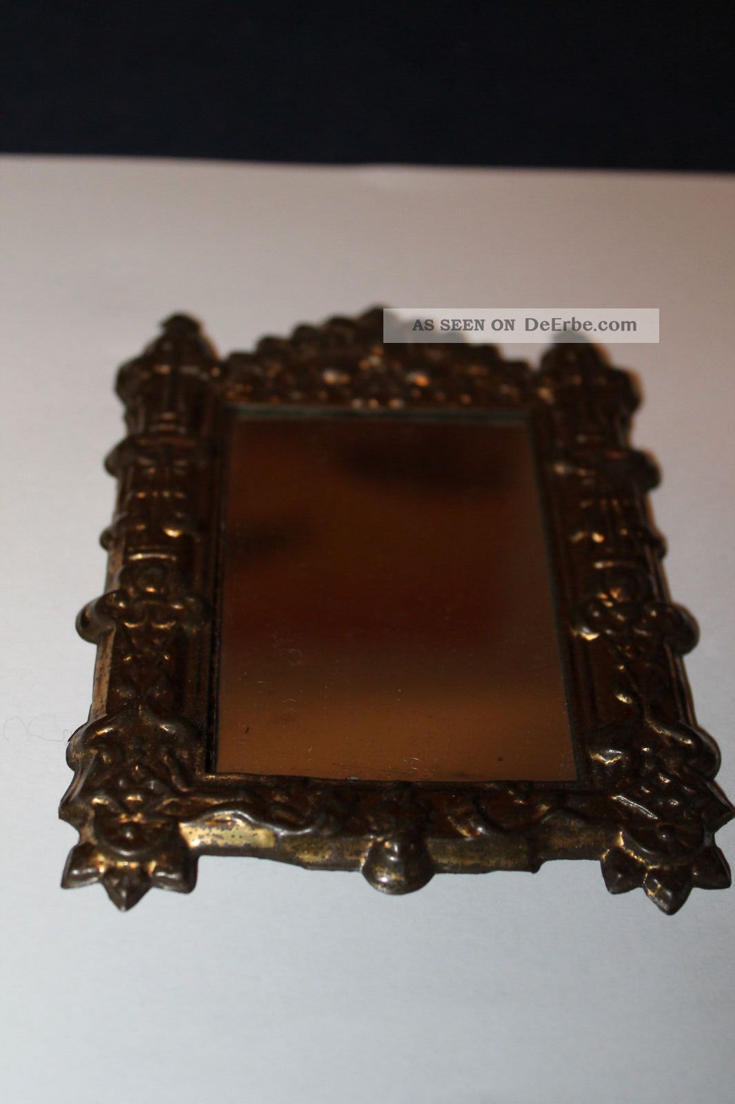 Spiegel,  Goldfarbender Blech Rahmen,  Verzierungen,  Kreuze,  Pappe,  Puppenstube Original, gefertigt vor 1970 Bild