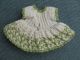 Wunderschönes Kleidchen Für Eine Kleine Puppe - Mit Eingehäkeltem Unterrock Original, gefertigt vor 1970 Bild 1
