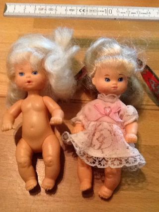 2 Wunderschöne Alte Puppen Kleine Püppchen Antik? Eine Mit Kleidchen Haarband Bild