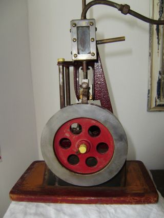 Dampfkolbenmaschine Ca.  1920 Bild