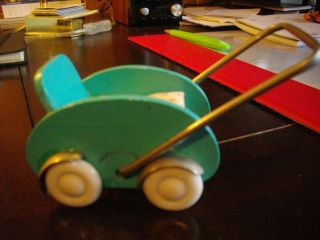 Alter Puppenwagen Für Puppenstube Bild