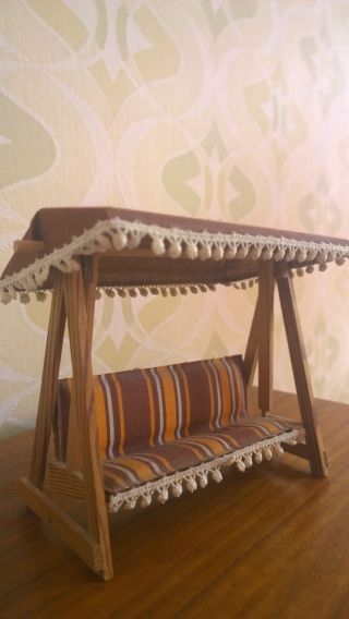 Alte Puppenstuben Puppenhaus Hollywoodschaukel Lundby Aus Holz U.  Stoff Bild