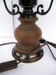 Elektrische Petroleumlampe Tischleuchte Landhausstil Glasschirm Metall - Holz - Fuß 1960-1969 Bild 4