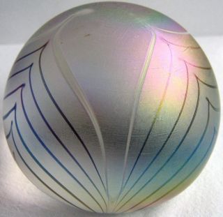 Briefbeschwerer / Paperweight Okra Glass Studios Pulled Feather Design Bild